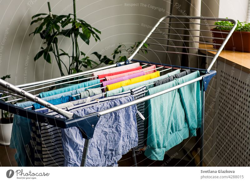 Wäschetag Regenbogenfarbene Kleidung hängt auf der Wäscheleine zum Trocknen im Haus Wäscherei Sauberkeit Haushalt Bekleidung Hausarbeit Baumwolle frisch