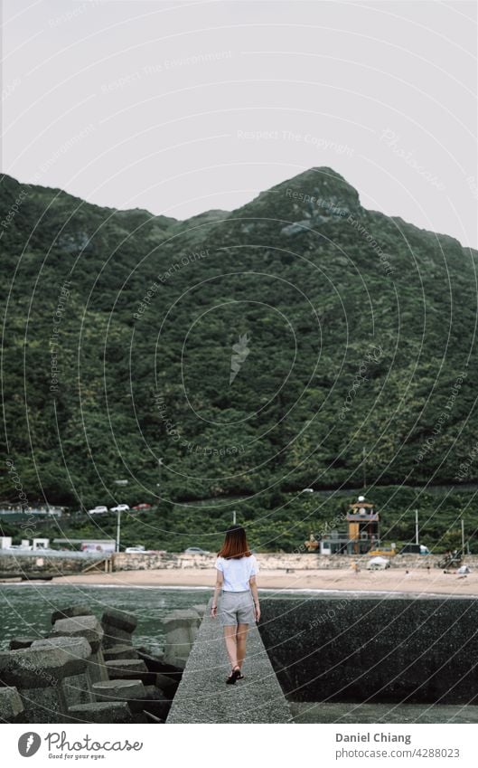 Mädchen wandernd auf der Küstenlinie Ausflug Frau feminin Weiblichkeit im Freien Außenaufnahme Landschaft Ferien & Urlaub & Reisen Natur schön Tourist jung