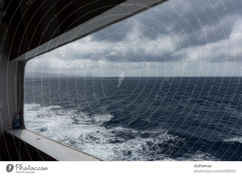 Blick aufs Meer durch Fenster im Schiff Mittelmeer Himmel Wasser Sommer Horizont blau Fähre Ferien & Urlaub & Reisen Küste Fernweh Perspektive Guckloch