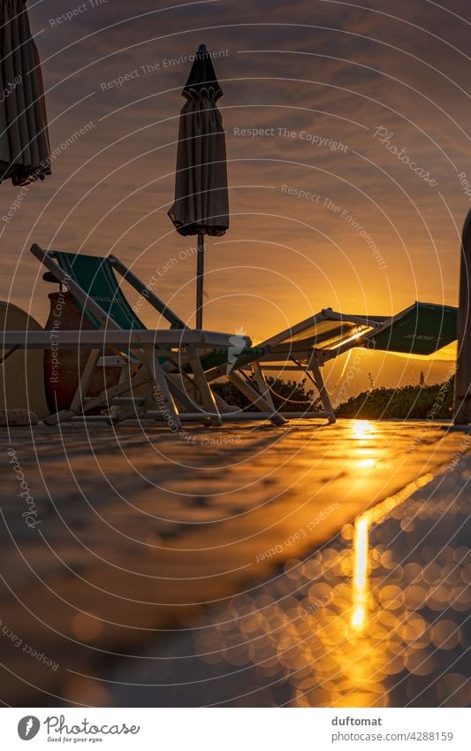 Sonnenuntergang am Pool Sonnenuntergangsstimmung liegen Urlaub Sonnenuntergangshimmel Himmel goldene stunde Sonnenlicht Dämmerung Abenddämmerung Natur