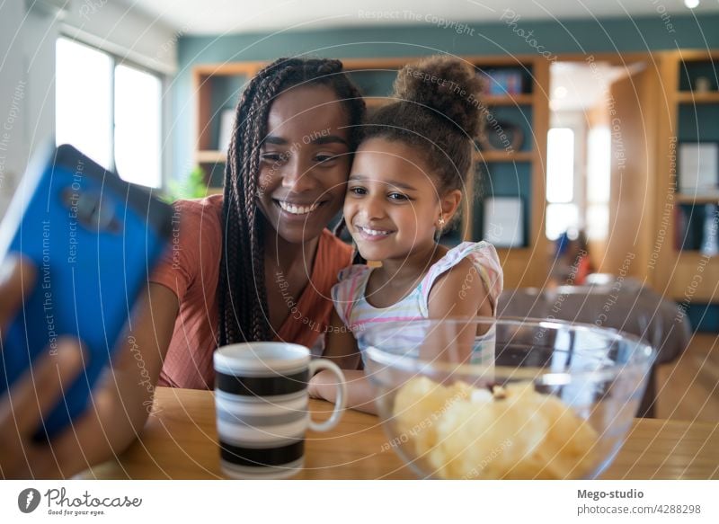 Mutter und Tochter nehmen Selfie mit Telefon. monoparentiell heimwärts Lifestyle Familie alleinerziehend im Innenbereich Handy Kindererziehung Partnerschaft