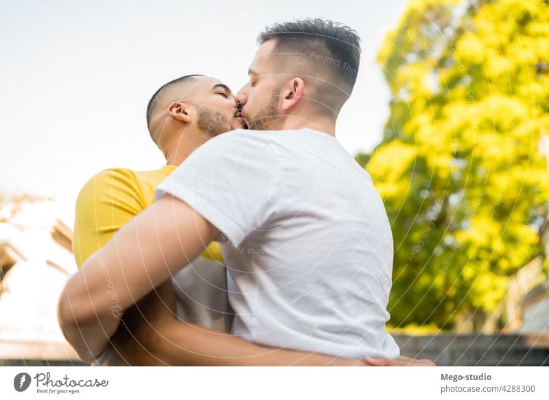 Ein schwules Paar, das gemeinsam Zeit im Park verbringt. Liebe Partnerschaft aussruhen Termin & Datum lieblich positiv sich[Akk] entspannen Freiheit Leben jung