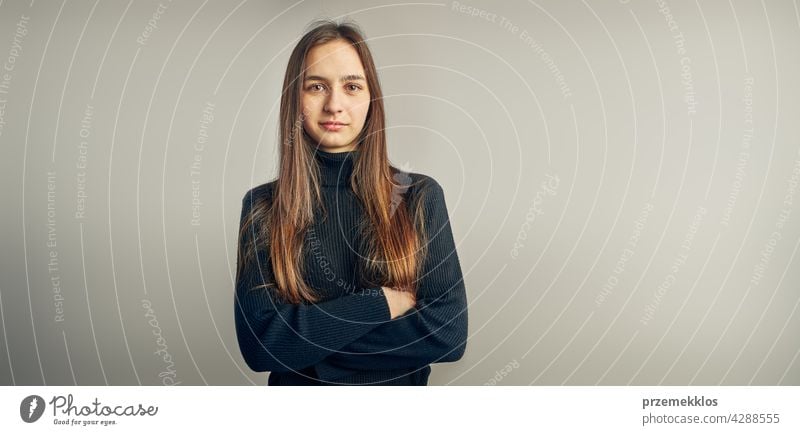 Porträt einer jungen Frau. Klassisches Porträt in positiver Stimmung, schönes Modell posiert im Studio über flachen Hintergrund Kopfschuss Person Teenager