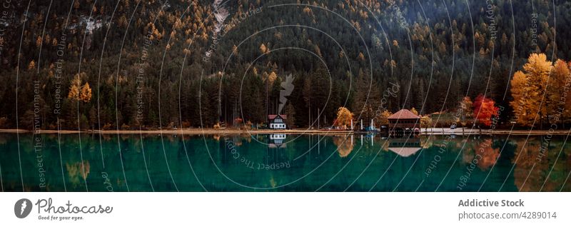 Spiegelung von Bergen und Bäumen auf einem See im Dolomit Wald Wasser Tourismus Landschaft schön Dorf farbenfroh reisen Natur Panorama Park Toblach Trentino