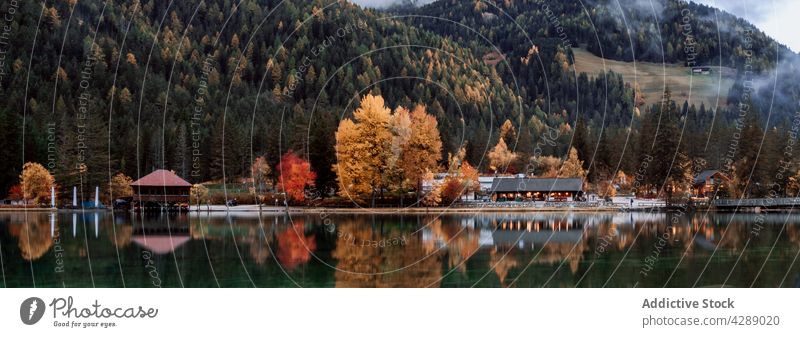 Spiegelung von Bergen und Bäumen auf einem See im Dolomit Wald Wasser Tourismus Landschaft schön Dorf farbenfroh reisen Natur Panorama Park Toblach Trentino