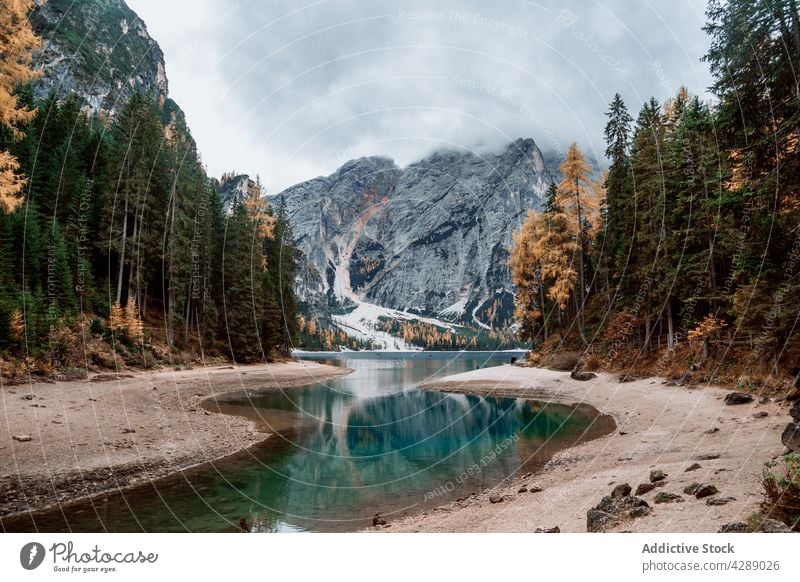 Herbstliche Ansichten des Pragser Wildsees in den Dolomiten See Prahlerei Wasser reisen Wald Landschaft Natur schön malerisch Tourismus dolomiti alpin fallen