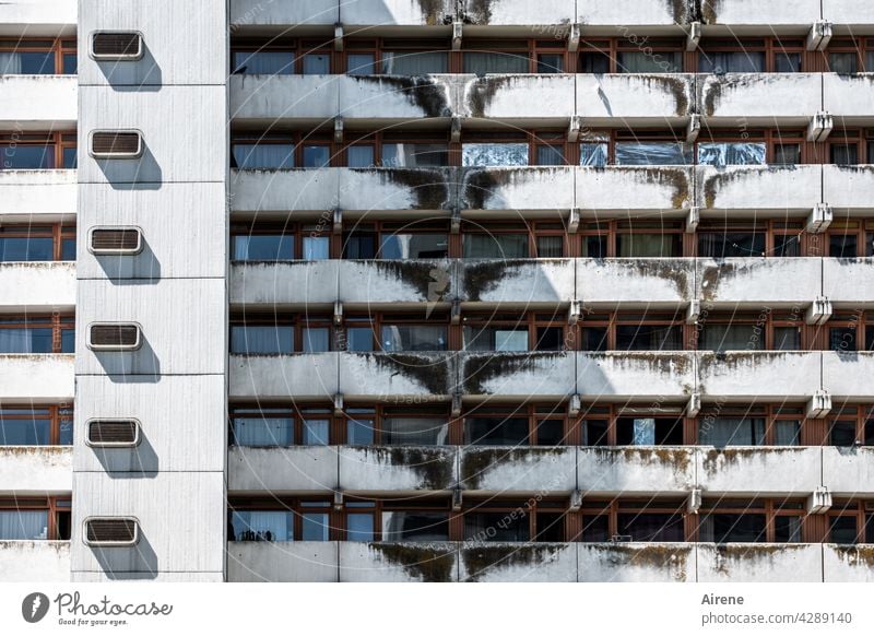 die dunkle Seite der Großstadt Hochhaus Schlafstadt Wohnblock Betonwand Fassade hässlich alt Armut Überleben urban trist Langeweile Mehrfamilienhaus