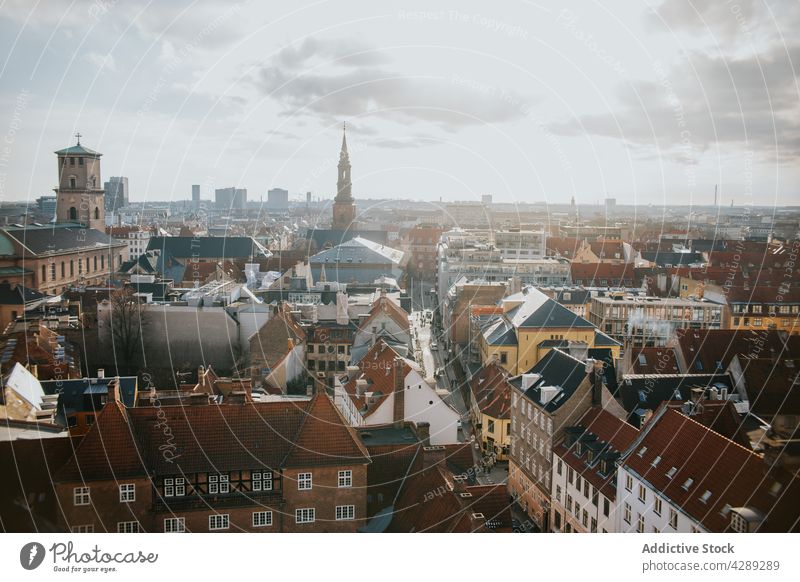 Stadtbild mit Wohnhäusern und hohem Turm Straße Gehäuse Architektur Revier typisch Großstadt urban historisch Verkehr Gebäude Asphalt Fahrzeug Menschen