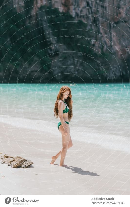 Schlanke Frau im Badeanzug am Strand Badebekleidung Küste Ufer MEER Erholung tropisch Resort Sommer Meeresufer schlank Seeküste Sand Wasser Natur Freizeit