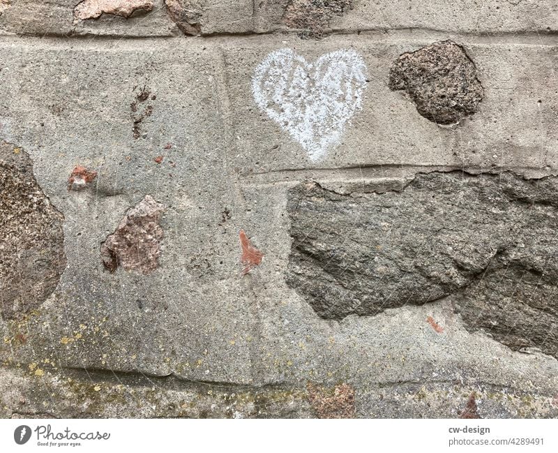 Ein Herz aus Krfeis am Bernauer Pulverturm Stadtpark Kreide Kreidezeichnung Kreidefelsen Kreidezeit Feldsteinhaus feldsteine gemauert Mauer mauerwerk Mauerwand