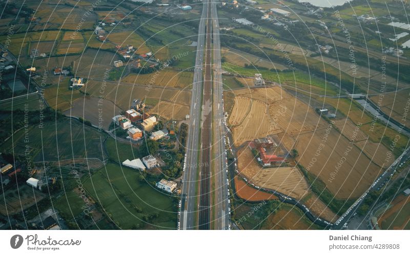 Eisenbahnstraße Verkehr Schienenverkehr Linie Außenaufnahme Bahn Bäume Tal Eisenbahnlinie Vorortbahn Gleise Dröhnen Vogelperspektive Landschaft Transport reisen