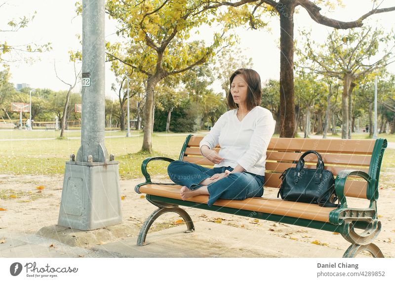 Frauen Meditation im Park Aktivität Asana Übung Mädchen Gesundheit Lifestyle Natur positionieren Pose padmasana im Freien üben hübsch Erholung Training Yoga