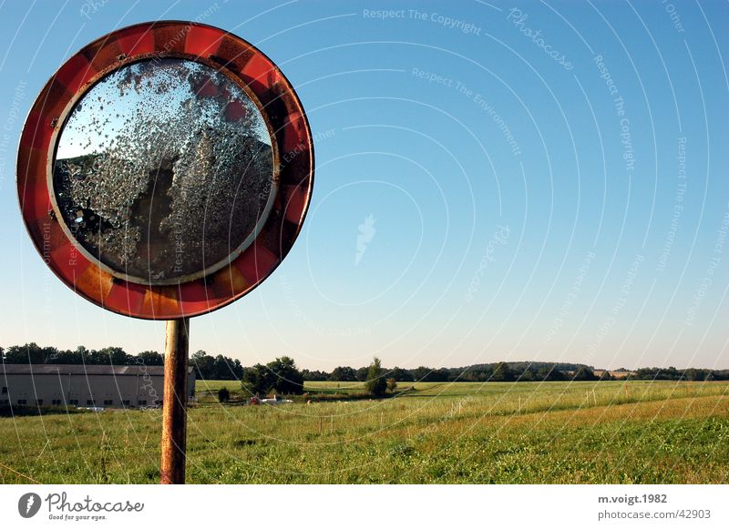 Spieglein, Spieglein im weiten Land Farbfoto Außenaufnahme Textfreiraum rechts Abend Spiegel Landschaft Wolkenloser Himmel Schönes Wetter Wiese Dorf Gebäude