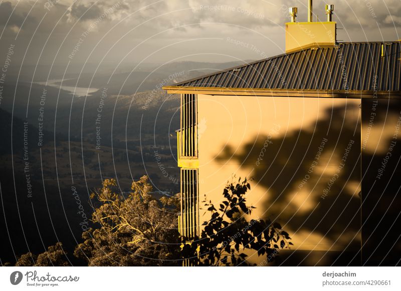 Blick vom Ferienhaus bei untergehende Sonne, mit langen Schatten in die Tief Ebene , mit Blick auf einen Stausee. Queensland Haus Gebäude Architektur Fassade