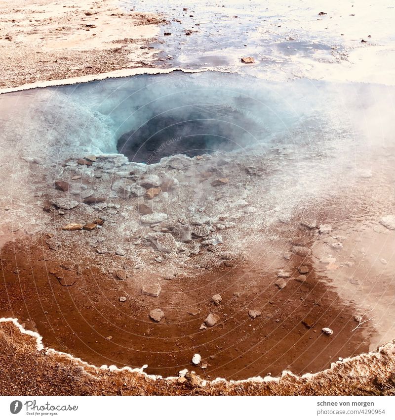 geysir in ruhe wasser blau heiß quelle island steine loch tiefe sprudeln Quelle Natur Landschaft Außenaufnahme Heisse Quellen Wasserdampf Menschenleer