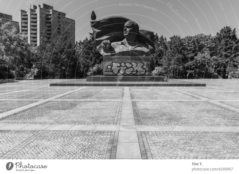 Ernst Thälmann Denkmal mit Graffiti "Fick" ernst thälmann Prenzlauer Berg Berlin Außenaufnahme Stadt Hauptstadt Stadtzentrum Menschenleer Tag Schwarzweißfoto