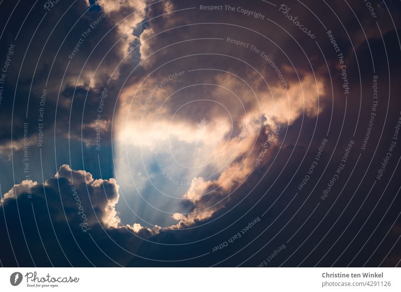 Bedrohliche Wolken am Himmel mit einem Lichtblick und Sonnenstrahlen bedrohlich Unwetter Lichterscheinung Hoffnung Gewitter Sturm Wetter Blick in den Himmel