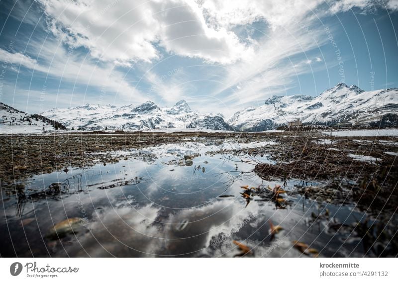 hochalpine Moorlandschaft auf der Alp Flix in der Schweiz Graubünden Alpen Berge u. Gebirge Außenaufnahme Himmel Tag Kanton Graubünden Gipfel Umwelt