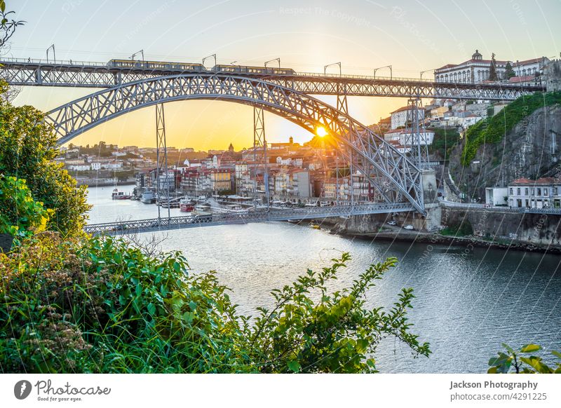 Stadtbild von Porto mit Douro-Fluss und berühmter Brücke bei Sonnenuntergang, Portugal Bogen dom luis malerisch Flussufer Luisenbrücke im Freien Hafengebiet