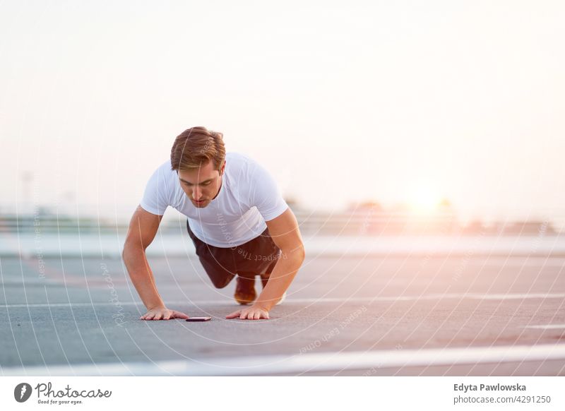 Junger Mann beim Sport in städtischem Gebiet Jogger Läufer Joggen rennen Menschen jung männlich Energie Übung Bekleidung trainiert. Fitness Erholung