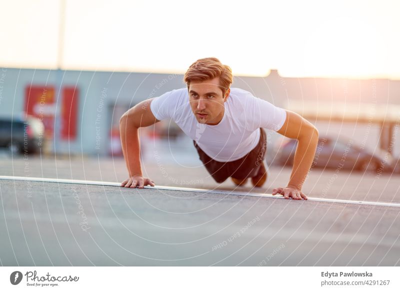 Junger Mann beim Sport in städtischem Gebiet Jogger Läufer Joggen rennen Menschen jung männlich Energie Übung Bekleidung trainiert. Fitness Erholung