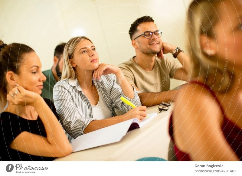 Universitätsstudenten im Klassenzimmer schulisch Aula schön Kaukasier Klassenkamerad Klassenraum Schreibtisch Bildung lehrreich Frau Menschengruppe