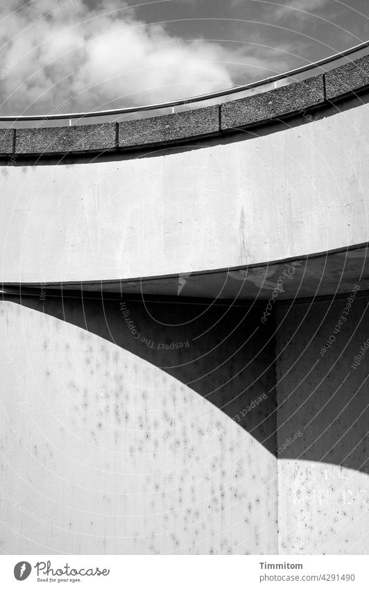 Schöne Ecke Beton Betonwand Schatten Rundung Stein Handlauf Geländer Metall Architektur Gebäude Strukturen & Formen grau Menschenleer Himmel Wolken