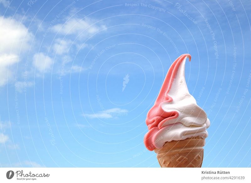 softeis im sonnenschein eiscreme erdbeer vanille himmel kalt süß lecker erfrischung sommer weich cremig heiß warm sonnig zweifarbig sorte sorten geschmack