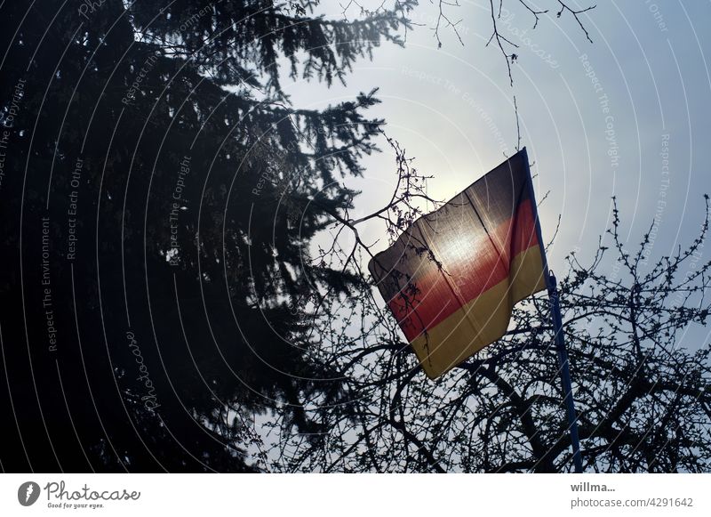 Flagge zeigen - Deutschlandfahne im Gegenlicht Fahne schwarzrotgold EM Bäume Nationalflagge Patriotismus Politik & Staat Deutsche Flagge schwarz-rot-gold