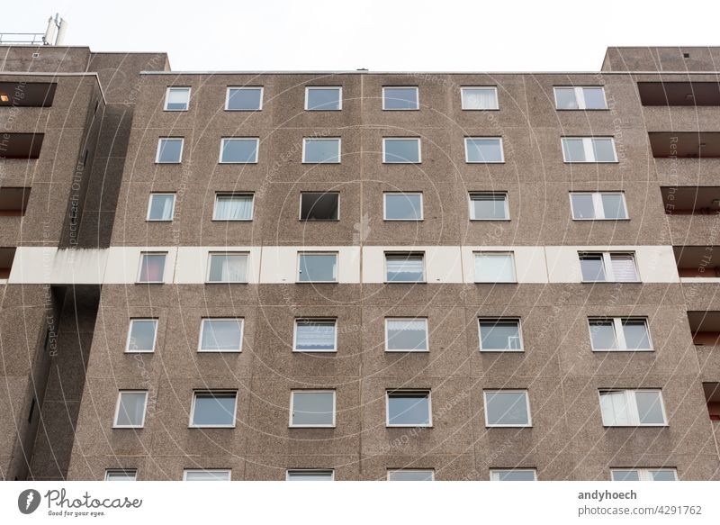 Billige Wohnung in einem grauen Hochhaus mit einem weißen Streifen Anonymität anonym Appartement Wohnungssuche Architektur Klotz Gebäude Großstadt Konzept