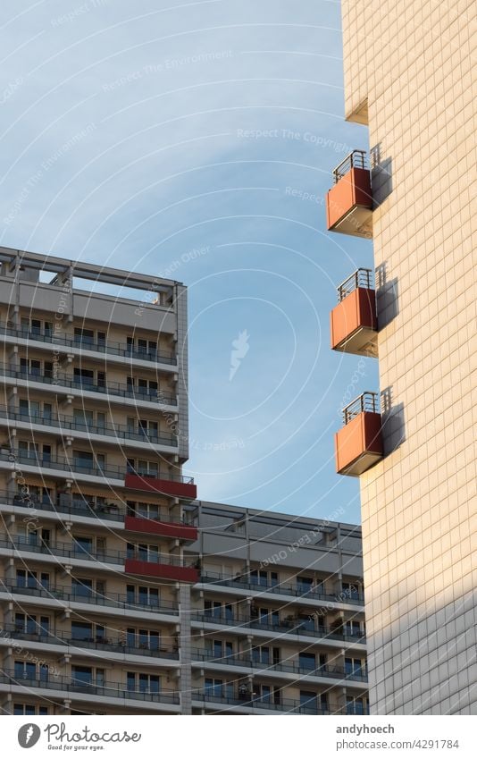 Drei Balkone auf der Sonnenseite eines Mehrfamilienhauses Anonymität Appartement Wohnhaus Appartements Architektur Pech Balkon nach Hause Glückseligkeit Klotz