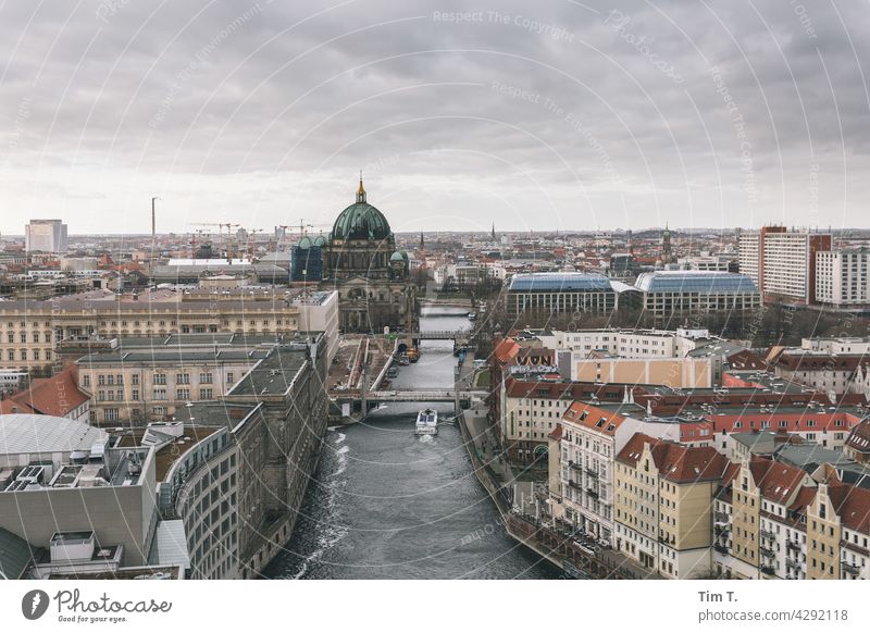 Blick von Oben auf die Spree; Stadtschloß und Dom Berlin Schiff Brücke Hauptstadt Architektur Deutschland Menschenleer Stadtzentrum Sehenswürdigkeit Sightseeing