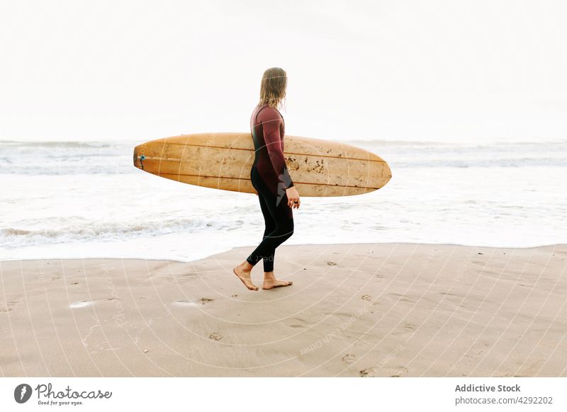 Anonymer Surfer am Strand mit Surfbrett Mann Natur laufen Sonnenuntergang winken im Freien Neoprenanzug Meeresküste männlich Brandung Sportler MEER Surfen Hobby