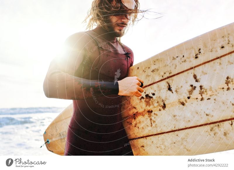 Surfer am Strand mit Surfbrett Mann Natur Sonnenuntergang winken im Freien laufen Neoprenanzug Meeresküste männlich Brandung Sportler MEER Surfen Hobby Seeküste