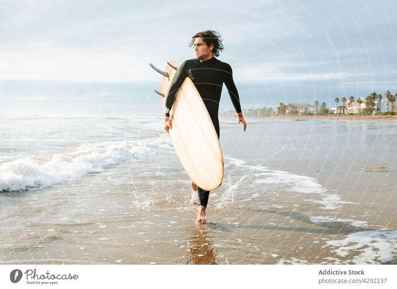 Surfer am Strand mit Surfbrett Mann Natur Sonnenuntergang winken im Freien Spaziergang Neoprenanzug Meeresküste männlich Brandung Sportler MEER Surfen Hobby