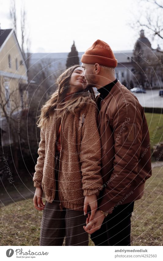 in der Liebe stilvolle junge Paar küssen in der Stadt. Mode im Freien sinnliche romantische Porträt der schönen jungen Paar Umarmungen und küssen auf die Stadt. selektiven Fokus