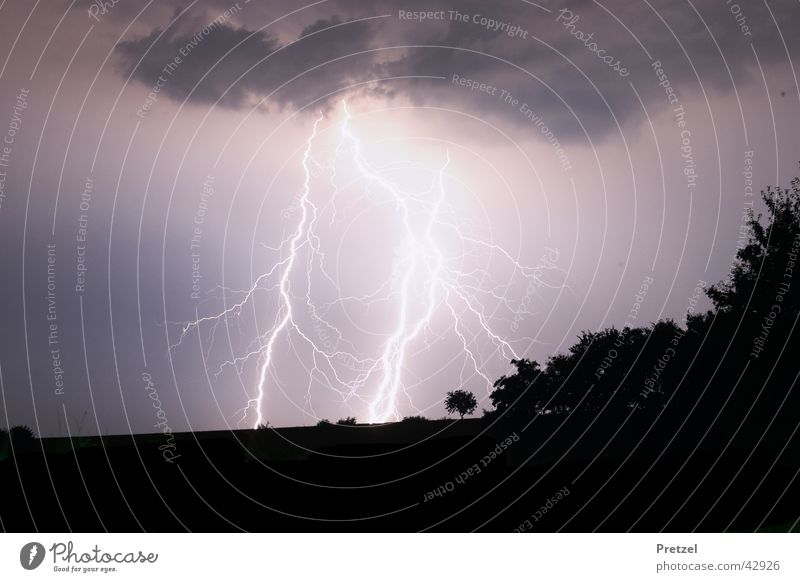 Eine Panzerschlacht im Sommerregen Blitze Unwetter Sturm Donnern Naturphänomene Landstraße Gewitter Zeus Langzeichtbelichtung Amerika