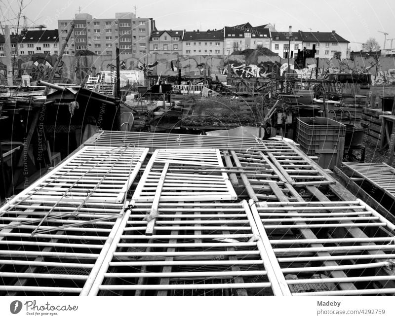 Schrebergärten mit Sperrmüll und improvisierten Gewächshäusern im Hafengarten am alten Binnenhafen in Offenbach am Main in Hessen, fotografiert in klassischem Schwarzweiß