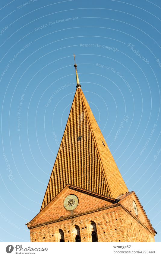 2 Seiten der Schwaaner Kirchturmspitze unter wolkenlosen blauem Himmel Kirchturmuhr seltene Uhr Wolkenloser Himmel Blauer Himmel wolkenloser blauer Himmel