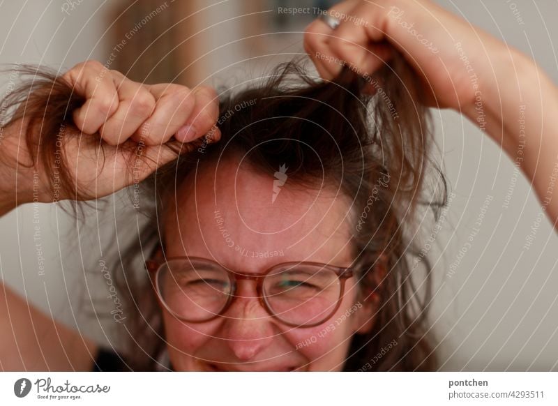 es ist zum haare raufen. sprichwort. frau  ärgert sich. grimassen wut emotion ziehen brünett brille hässlich humor Gesicht Grimasse Haare & Frisuren Nase hände