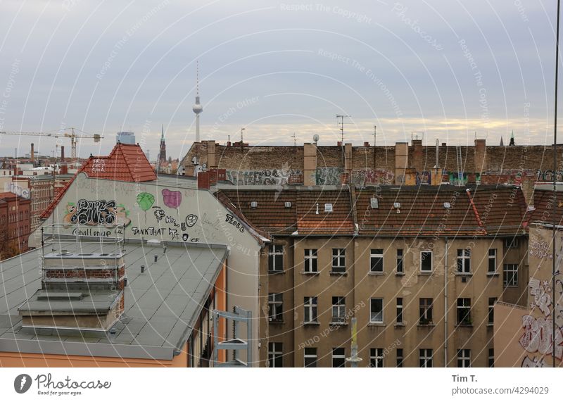 ein Hinterhof in der Schönhauser Allee mit Fernsehturm und Graffiti Prenzlauer Berg Berlin Stadtzentrum Hauptstadt Altbau unsaniert Altstadt Außenaufnahme