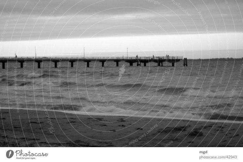 Abendstimmung Meer Strand Sonnenuntergang Wellen Horizont Wasser Brücke Sand Schwarzweißfoto