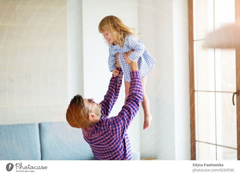 Vater spielt mit Tochter zu Hause heimwärts Mann Papa Familie Eltern Verwandte Kind Mädchen kleines Mädchen Kinder Partnerschaft Zusammensein