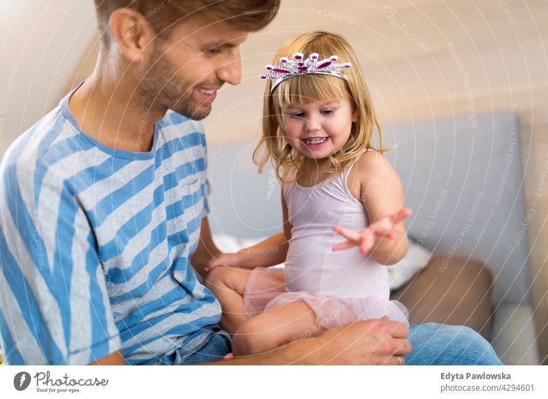 Vater spielt mit Tochter zu Hause heimwärts Mann Papa Familie Eltern Verwandte Kind Mädchen kleines Mädchen Kinder Partnerschaft Zusammensein