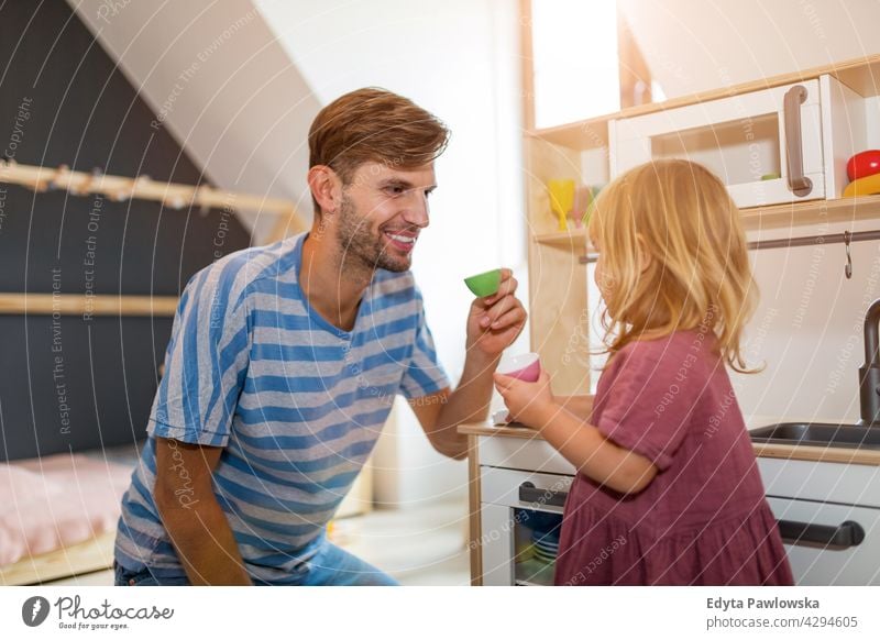 Vater und Tochter haben eine Teeparty zu Hause heimwärts Mann Papa Familie Eltern Verwandte Kind Mädchen kleines Mädchen Kinder Partnerschaft Zusammensein