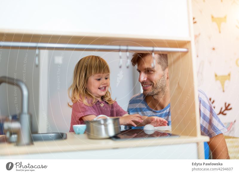 Vater spielt mit Tochter zu Hause heimwärts Mann Papa Familie Eltern Verwandte Kind Mädchen kleines Mädchen Kinder Partnerschaft Zusammensein