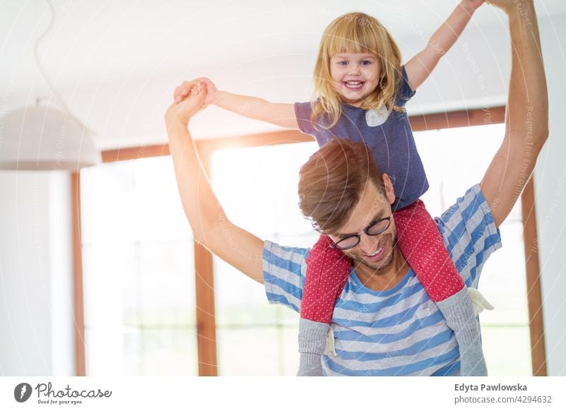 Vater Giving Tochter Huckepack Fahrt heimwärts Haus Mann Papa Familie Eltern Verwandte Kind Mädchen kleines Mädchen Kinder Partnerschaft Zusammensein