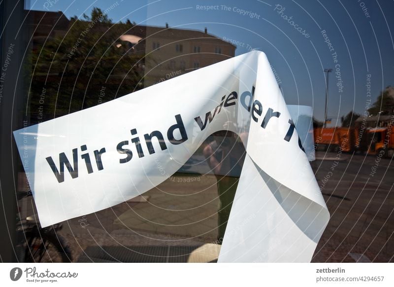 Wir sind wieder f aussage bandarole botschaft corona einladung farbe geschäft laden message nachricht parole politik reröffnung schaufenster schrift slogan