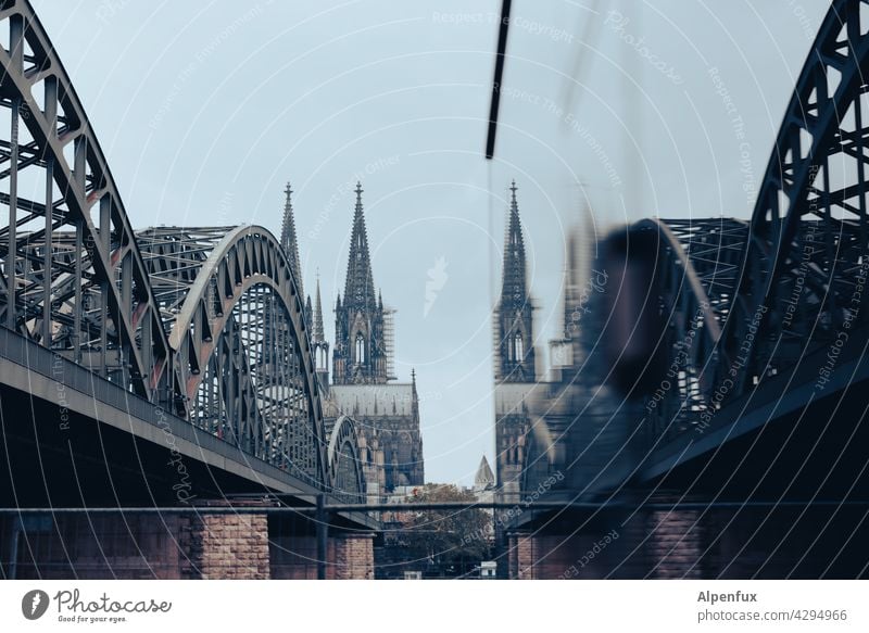 Spitzentreffen Hohenzollernbrücke Kölner Dom Sehenswürdigkeit Brücke Wahrzeichen Außenaufnahme Stadt Stadtzentrum Farbfoto Rhein Skyline Menschenleer Kirche