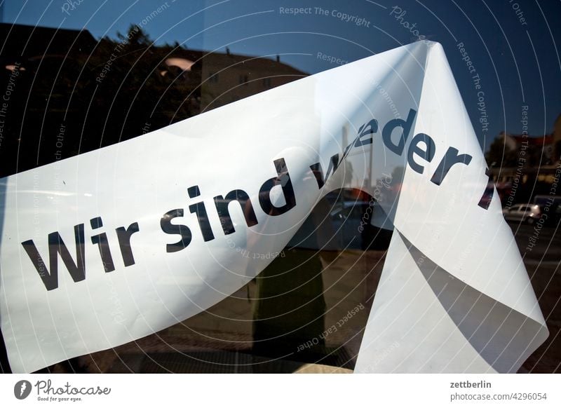 Wir sind wieder f aussage bandarole botschaft corona einladung farbe geschäft laden message nachricht parole politik reröffnung schaufenster schrift slogan